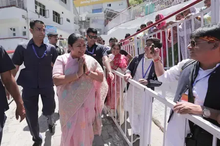 रेखा गुप्ता ने किए मां वैष्णो देवी के दर्शन, बोलीं-देश की खुशहाली के लिए मां से प्रार्थना की