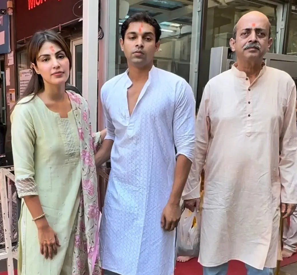 Rhea Chakraborty Visits Siddhivinayak Temple Following CBI Clearance in Sushant Singh Rajput Case