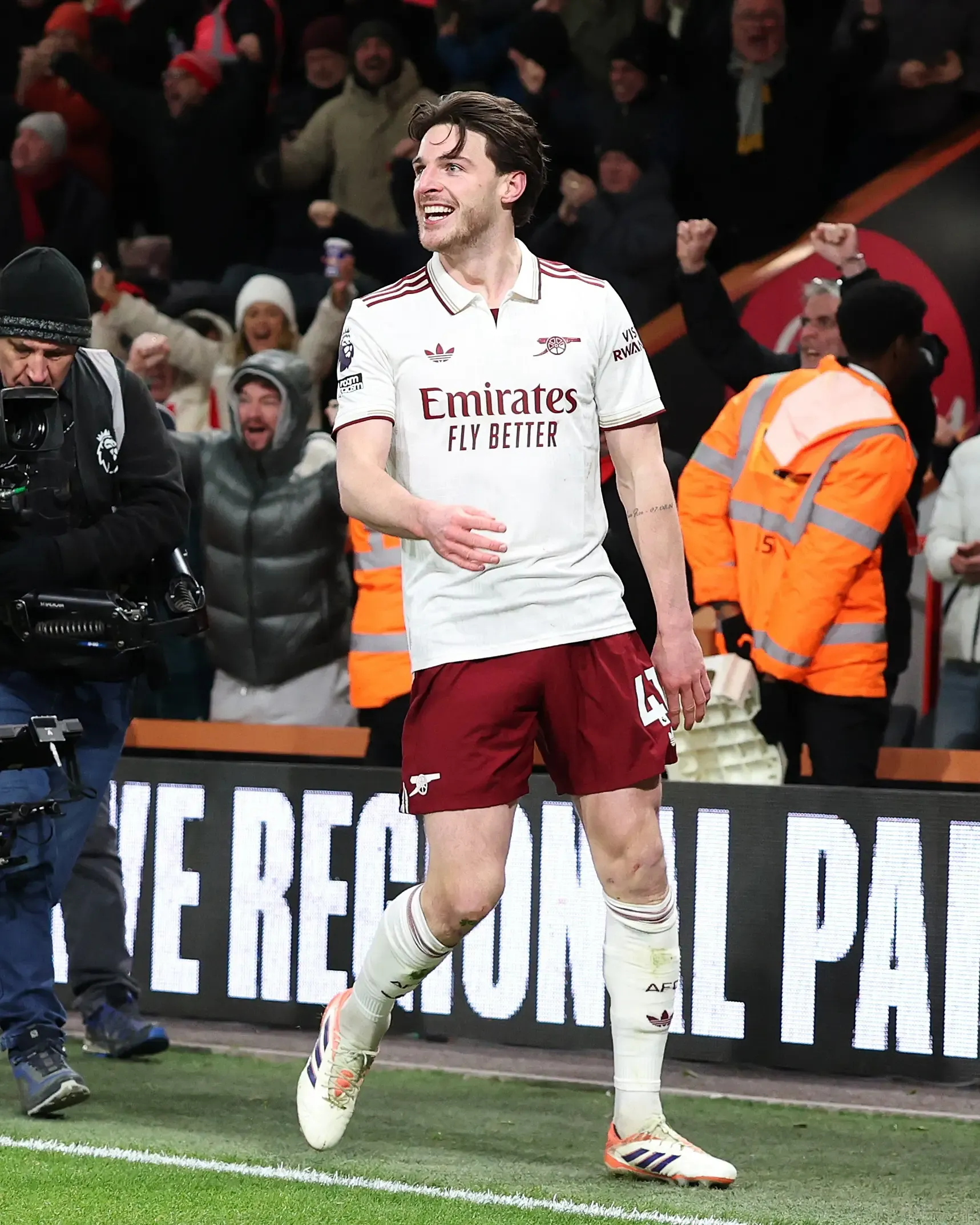 How Did Rice Score Two Goals to Propel Arsenal to a Six-Point Lead in the Premier League?