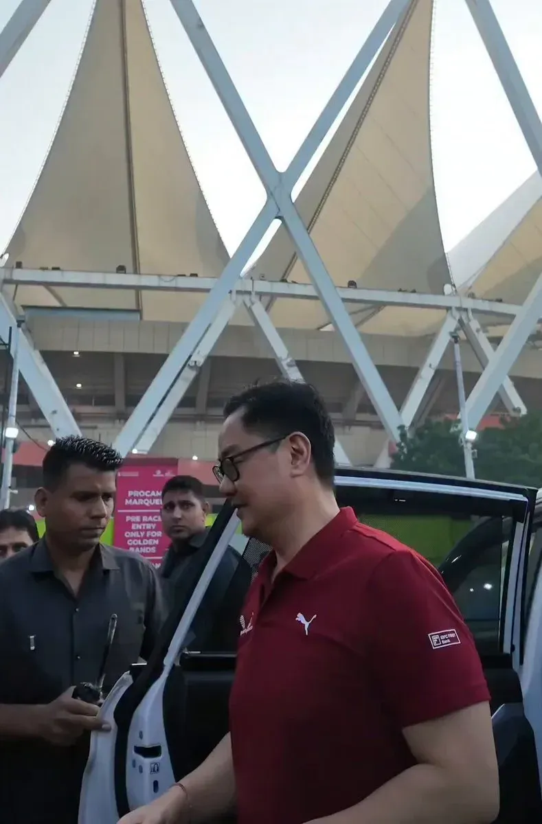 Rijiju flags off 21st Vedanta Delhi Half Marathon at JLN Stadium