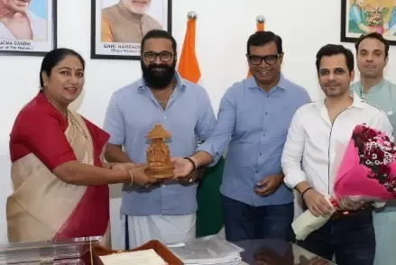 ऋषभ शेट्टी ने दिल्ली की मुख्यमंत्री रेखा गुप्ता से की मुलाकात, कांतारा चैप्टर-1 की सफलता पर मिली बधाई