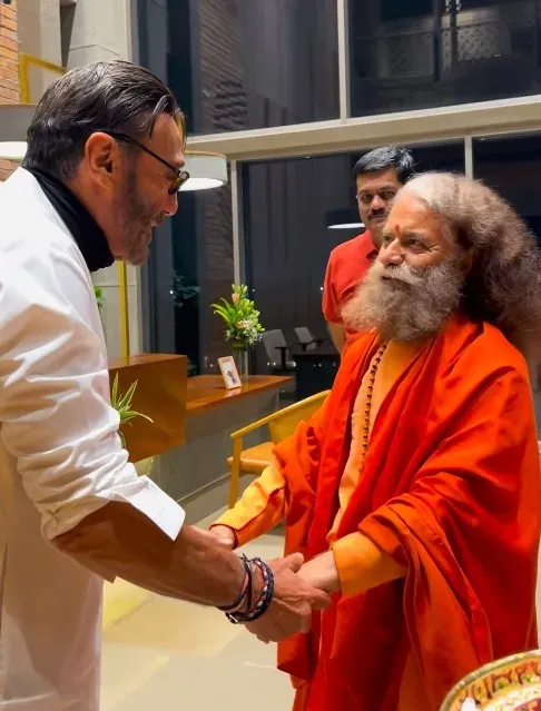 जैकी श्रॉफ पहुंचे ऋषिकेश के परमार्थ निकेतन, स्वामी चिदानंद सरस्वती से लिया आशीर्वाद