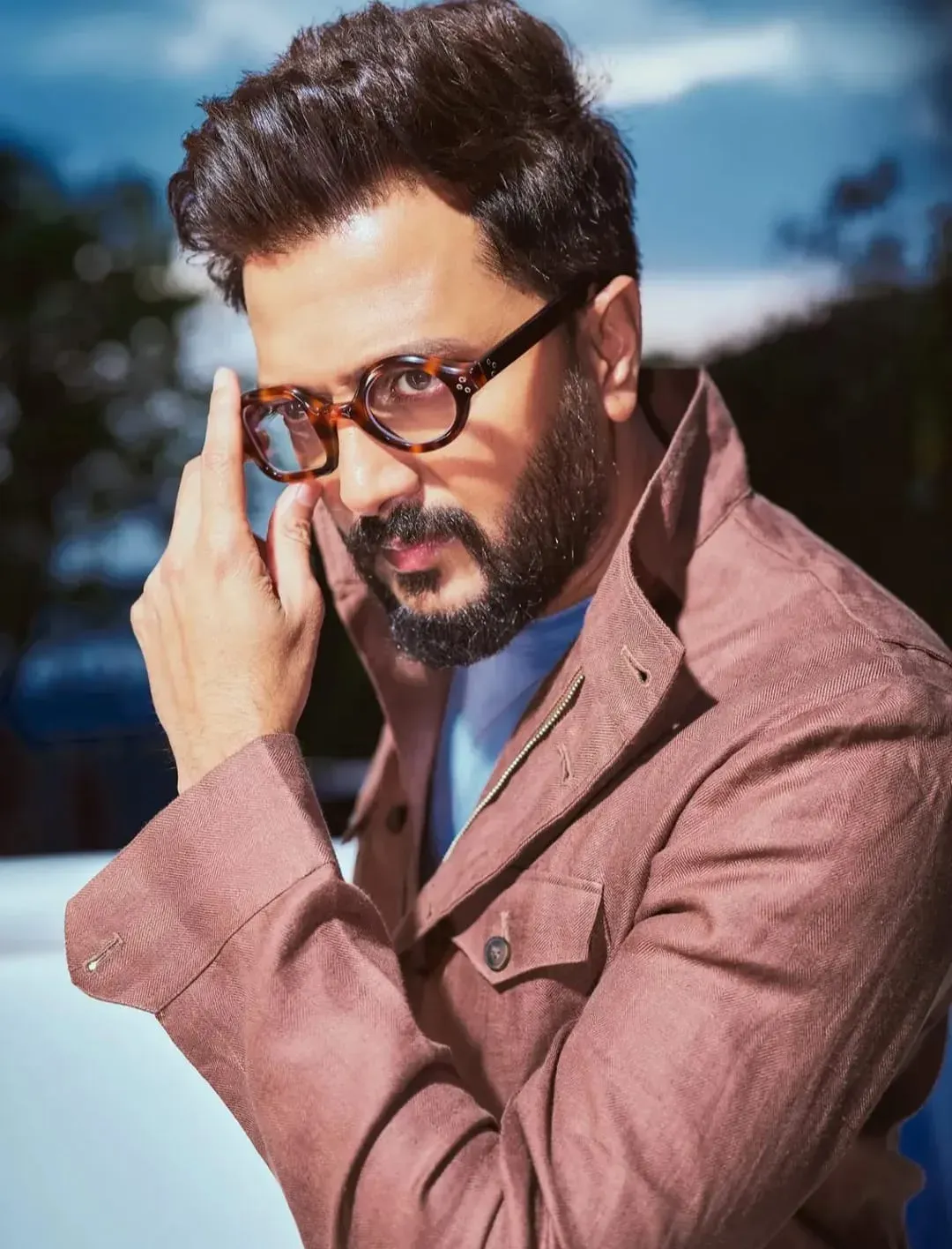 Riteish Deshmukh borrows Ravi Kishan's 'desh ki duty' to bid farewell to Apoorva