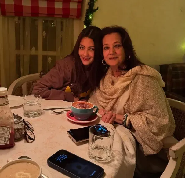 Did Riyaa Senn and her mom Moon Moon enjoy a delightful café experience in Dehradun?