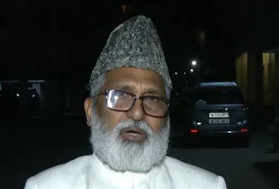 सड़क पर नमाज पर योगी के बयान को उत्तराखंड मदरसा बोर्ड चेयरमैन का समर्थन, कहा — 'मस्जिद में शिफ्ट में पढ़ें'