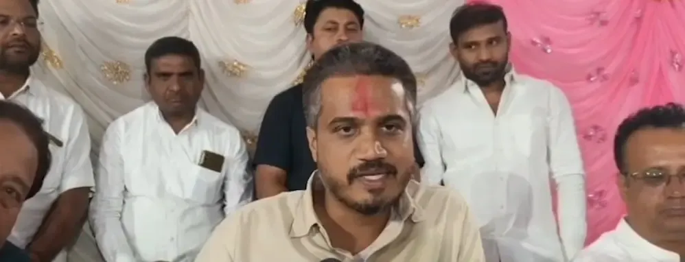रोहित पवार का एकनाथ शिंदे पर हमला: किसानों को मेला नहीं, प्रति हेक्टेयर ₹1 लाख सहायता दें
