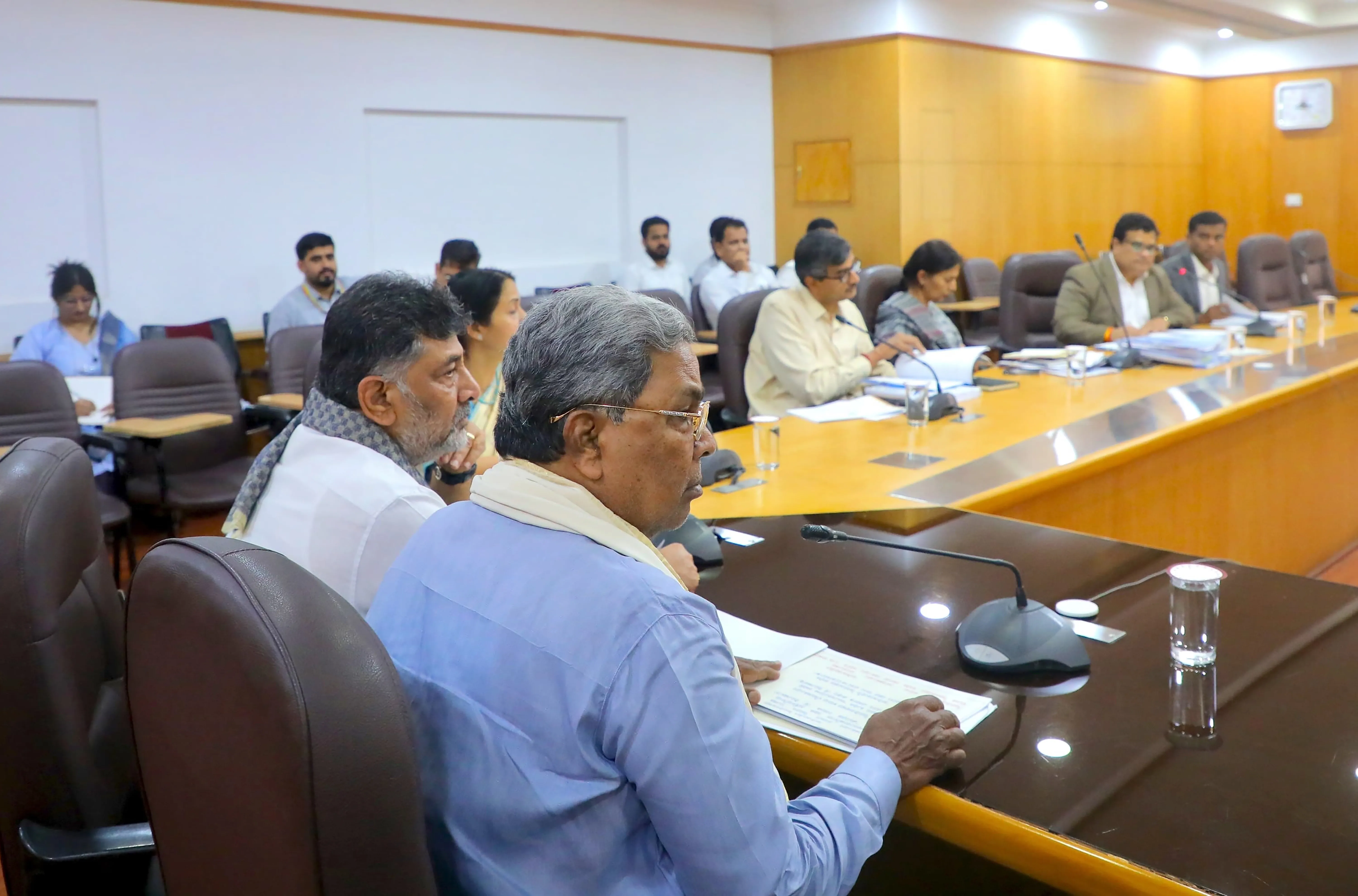 Why is there controversy surrounding the Sigandur Bridge inauguration?