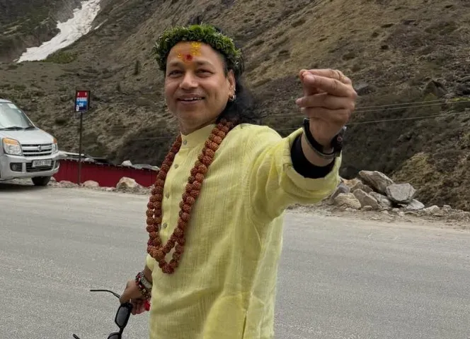 बद्रीनाथ धाम पहुंचे कैलाश खेर, रुद्राक्ष-चंदन में दिखे; केदारनाथ के बाद चारधाम यात्रा जारी