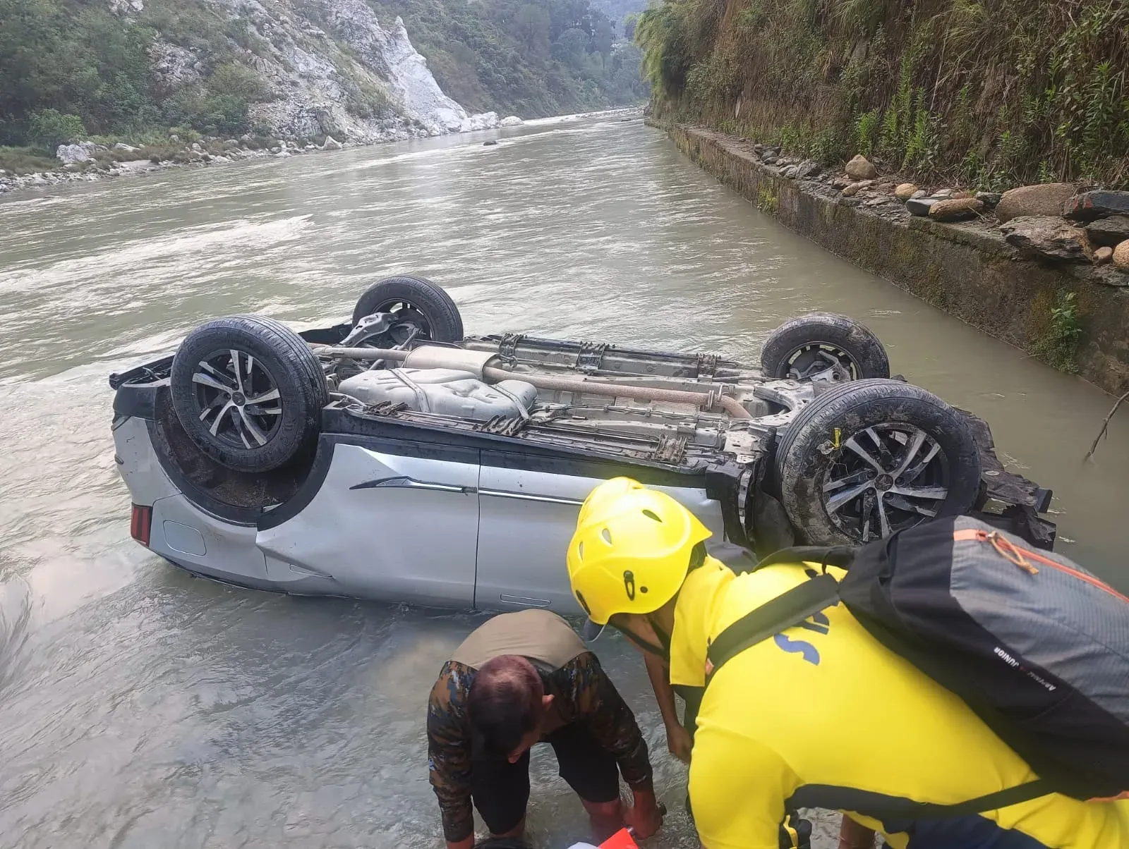 रुद्रप्रयाग: केदारनाथ जा रही XUV 700 नदी किनारे 50 मीटर नीचे गिरी, पाँचों यात्री सुरक्षित