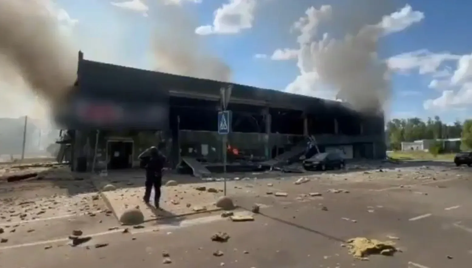 चेर्निहिव सुपरमार्केट पर रूसी ड्रोन हमला: बच्चे समेत 2 की मौत, 13 घायल — जेलेंस्की