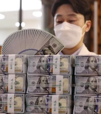 Did South Korea achieve its largest annual current account surplus in 2025?