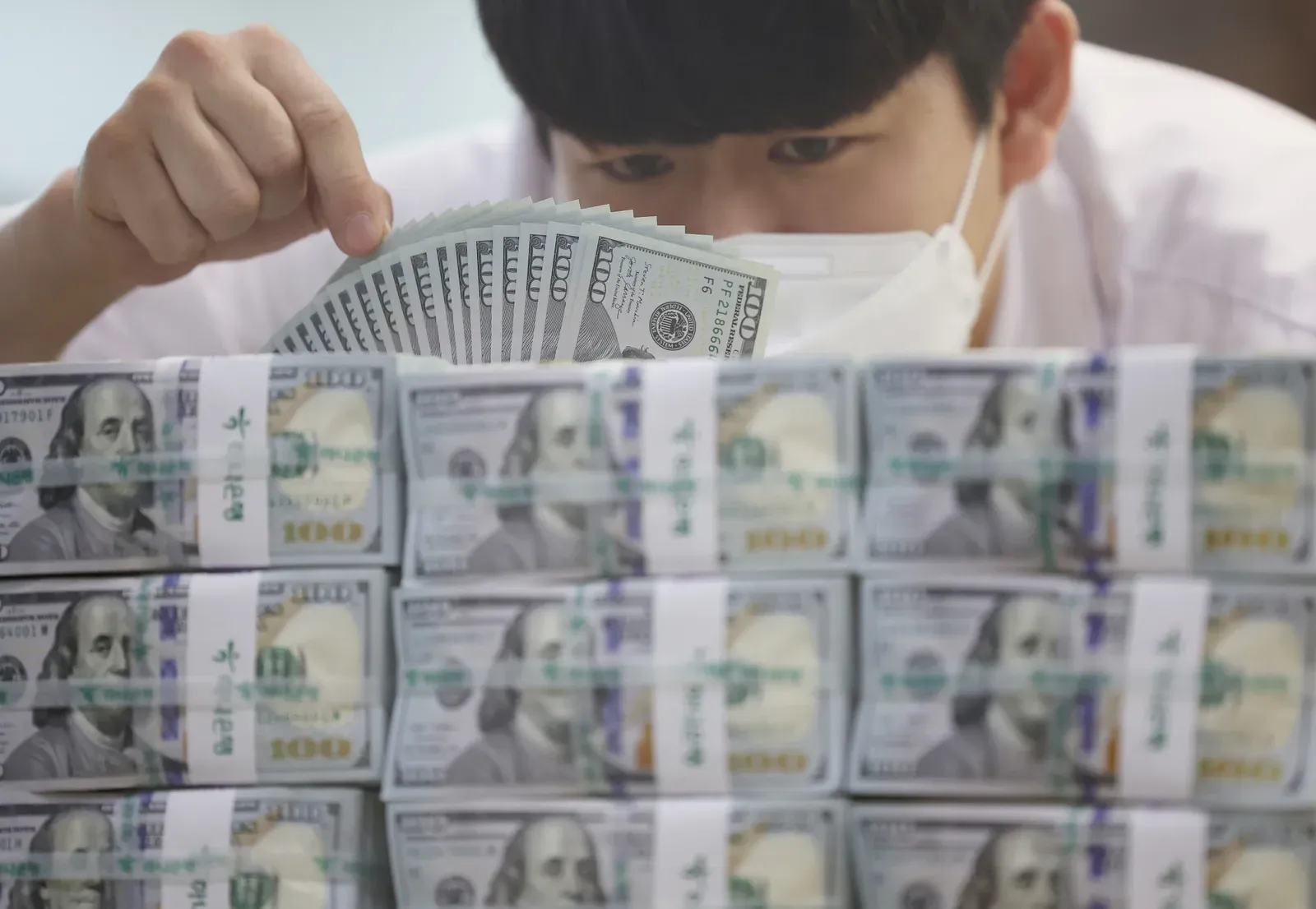 South Korean banks' net profit drops 6.4% in H1 2026; interest income hits record