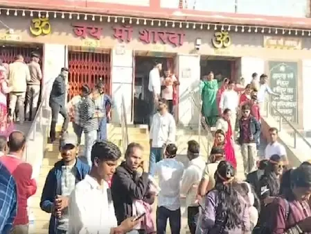 मध्य प्रदेश : साल के आखिरी दिन मां शारदा के मंदिर में श्रद्धालुओं का तांता, कड़कड़ाती ठंड में दिखा उत्साह 