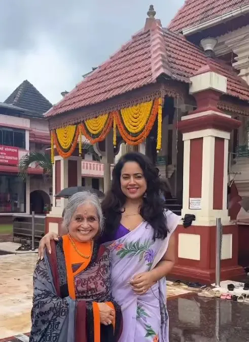 क्या समीरा रेड्डी अपनी सास के साथ कुलदेवी के मंदिर गईं और बच्चों को सिखाना चाहती हैं खास संस्कार?