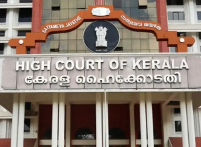 क्या सबरीमाला में श्रद्धालुओं की भीड़ के प्रबंधन पर केरल हाईकोर्ट ने सख्त कार्रवाई की?