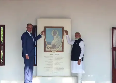 साबरमती: पीएम मोदी ने जर्मन चांसलर को महात्मा गांधी की विरासत दिखाई