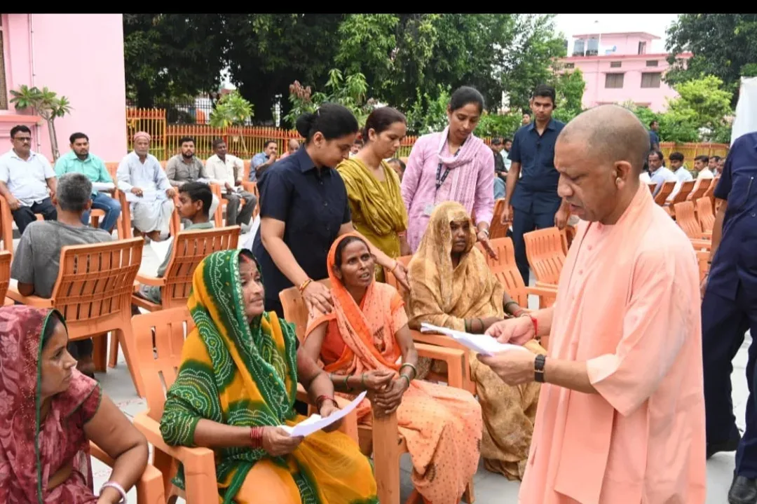 योगी आदित्यनाथ का गोरखपुर जनता दर्शन: 200 लोगों की समस्याएं सुनीं, भू-माफिया पर कठोर कार्रवाई के निर्देश