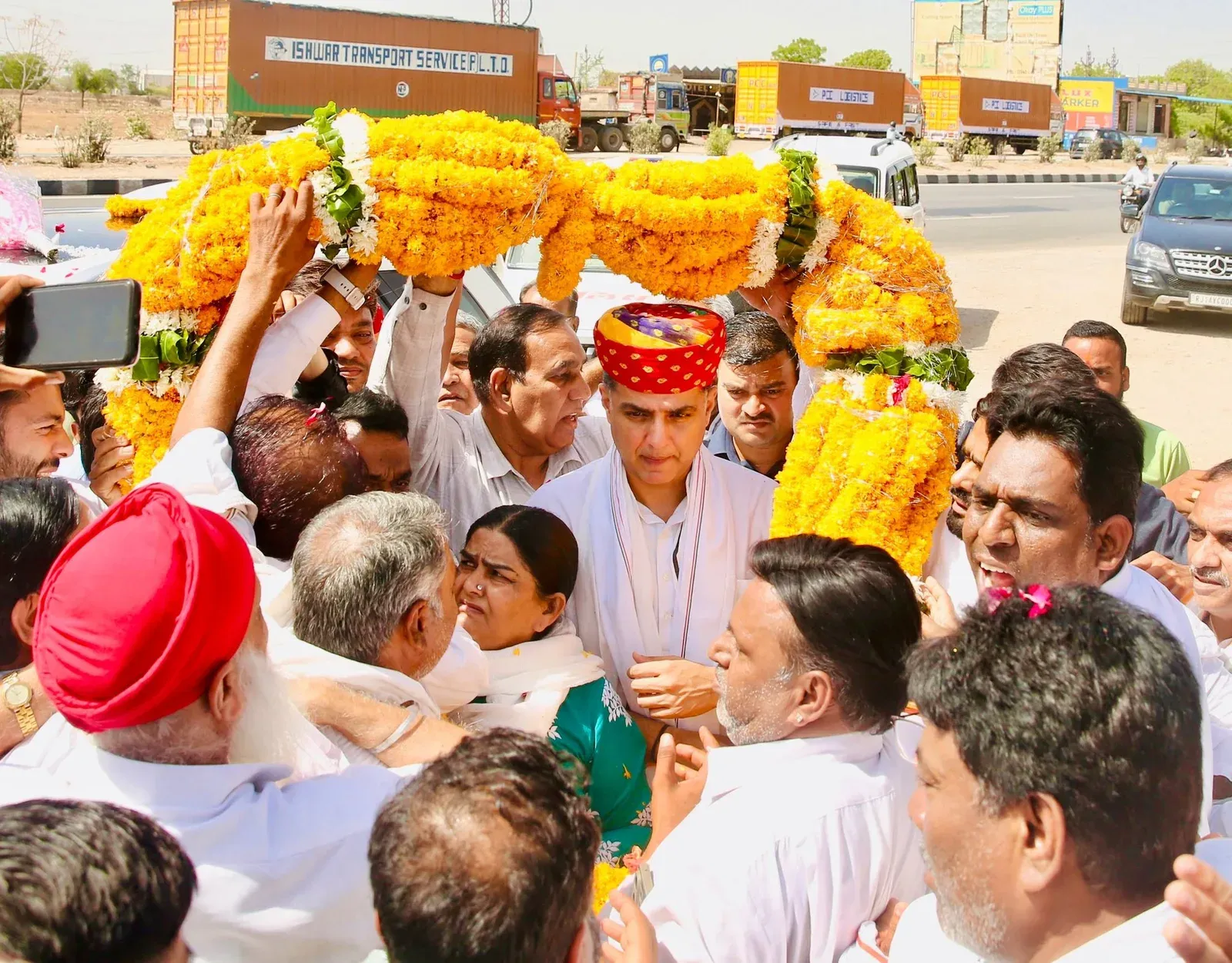 Sachin Pilot Meets Workers En Route to Pushkar