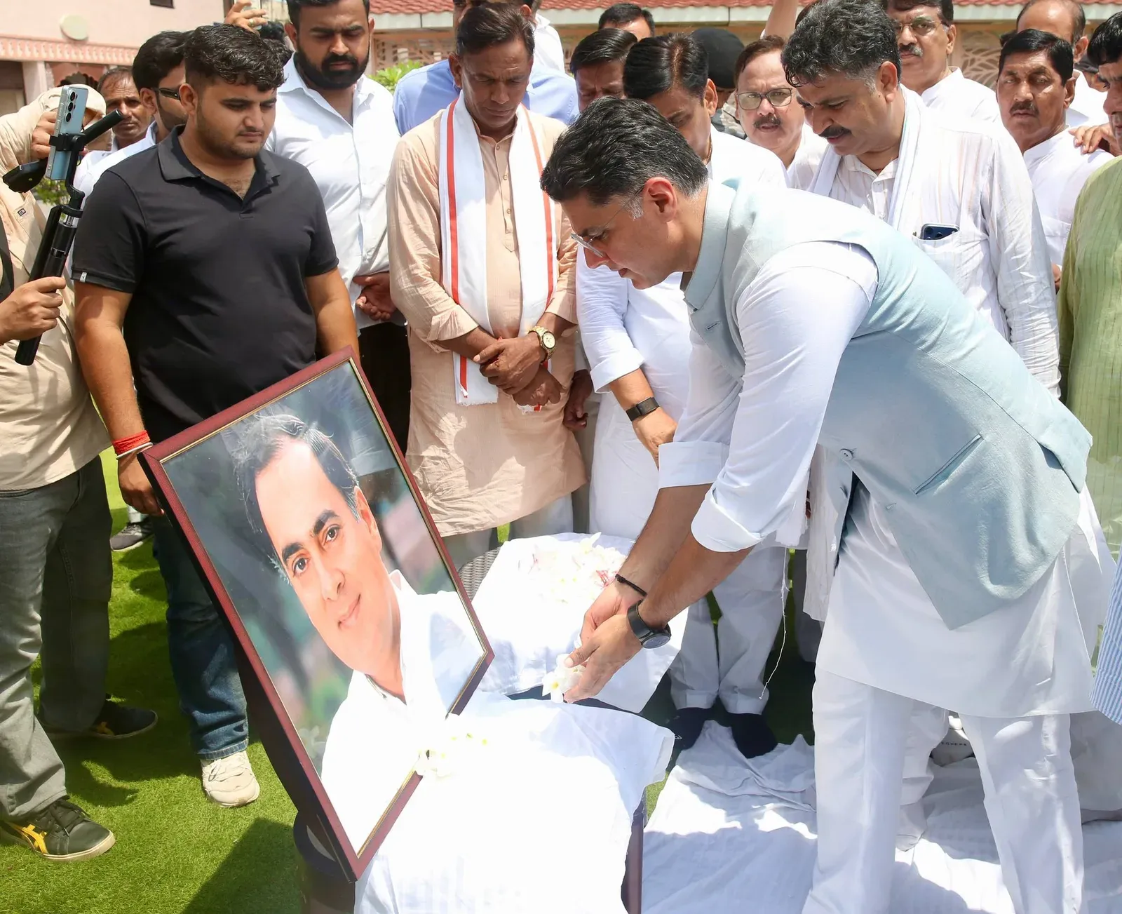 Sachin Pilot pays floral tribute to Rajiv Gandhi on birth anniversary