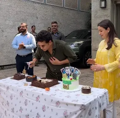 सचिन तेंदुलकर का 53वां जन्मदिन: 'लिटिल मास्टर' ने फैंस संग काटा केक, युवराज-हरभजन ने दी दिल से बधाई