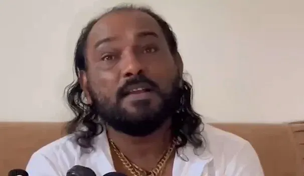 हकाभा गढ़वी सड़क हादसे में बाल-बाल बचे, हिंगलाज माता मंदिर से लौटते वक्त फॉर्च्यूनर पानी में गिरी