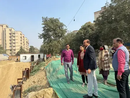 सड़क सुरक्षा को लेकर ग्रेटर नोएडा प्राधिकरण का अभियान, अधिकारियों ने नालों पर बने पुलों का किया निरीक्षण