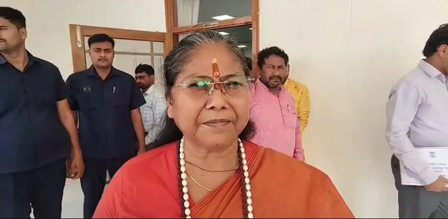 साध्वी निरंजन ज्योति ने अयोध्या में रामलला के किए दर्शन, दुर्गा मंदिर शिखर पर ध्वजारोहण में हुईं शामिल