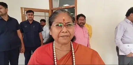 साध्वी निरंजन ज्योति ने अयोध्या में रामलला के किए दर्शन, दुर्गा मंदिर शिखर पर ध्वजारोहण में हुईं शामिल