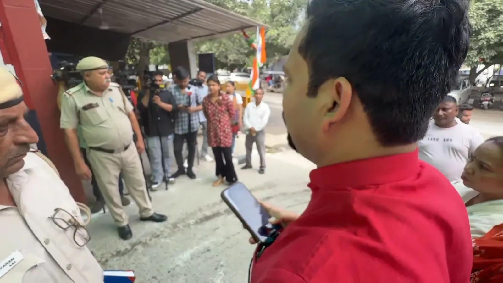 दिल्ली सफाईकर्मी हत्या: 'आप' का आरोप — पुलिस ने जबरन कराया अंतिम संस्कार, विधायक कुलदीप कुमार हिरासत में