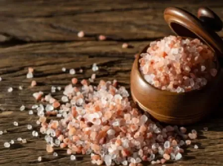 सफेद या गुलाबी, कौन सा नमक है सेहत के लिए वरदान? आयुर्वेद से जानें प्रभाव