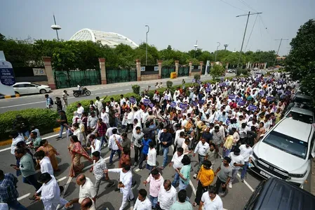 साइकिल खरीद घोटाले पर 'आप' का दिल्ली सचिवालय के बाहर प्रदर्शन, शिक्षा मंत्री के इस्तीफे और एफआईआर की मांग