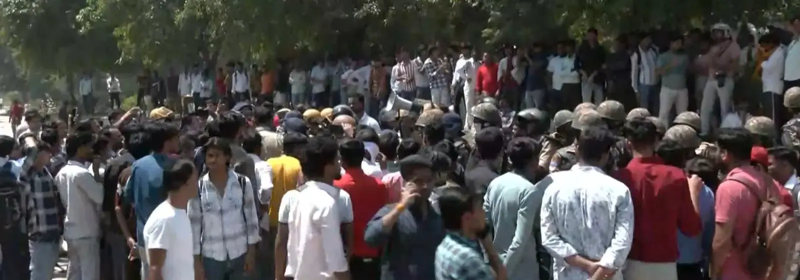 नोएडा में कर्मचारियों का वेतन बढ़ोतरी के लिए हिंसक प्रदर्शन, 12 घंटे काम करने का आरोप