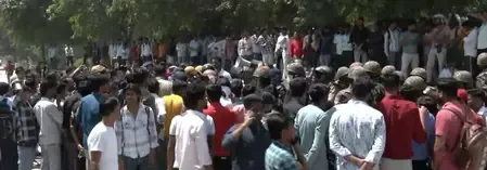 सैलरी कम होने पर कर्मचारियों का प्रदर्शन, कहा- '12 हजार में गुजारा नामुमकिन नहीं, 12 घंटे करा रही कंपनी काम'