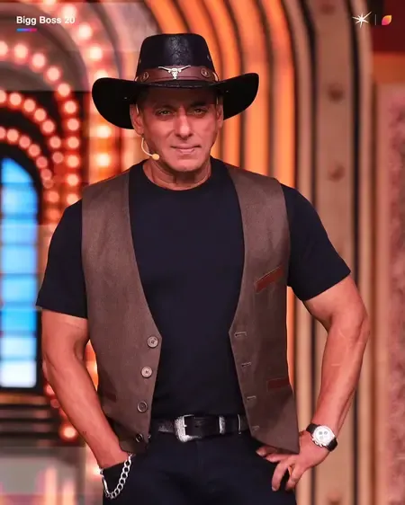 Salman Khan joins Sohail's Ganpati celebrations in signature headgear