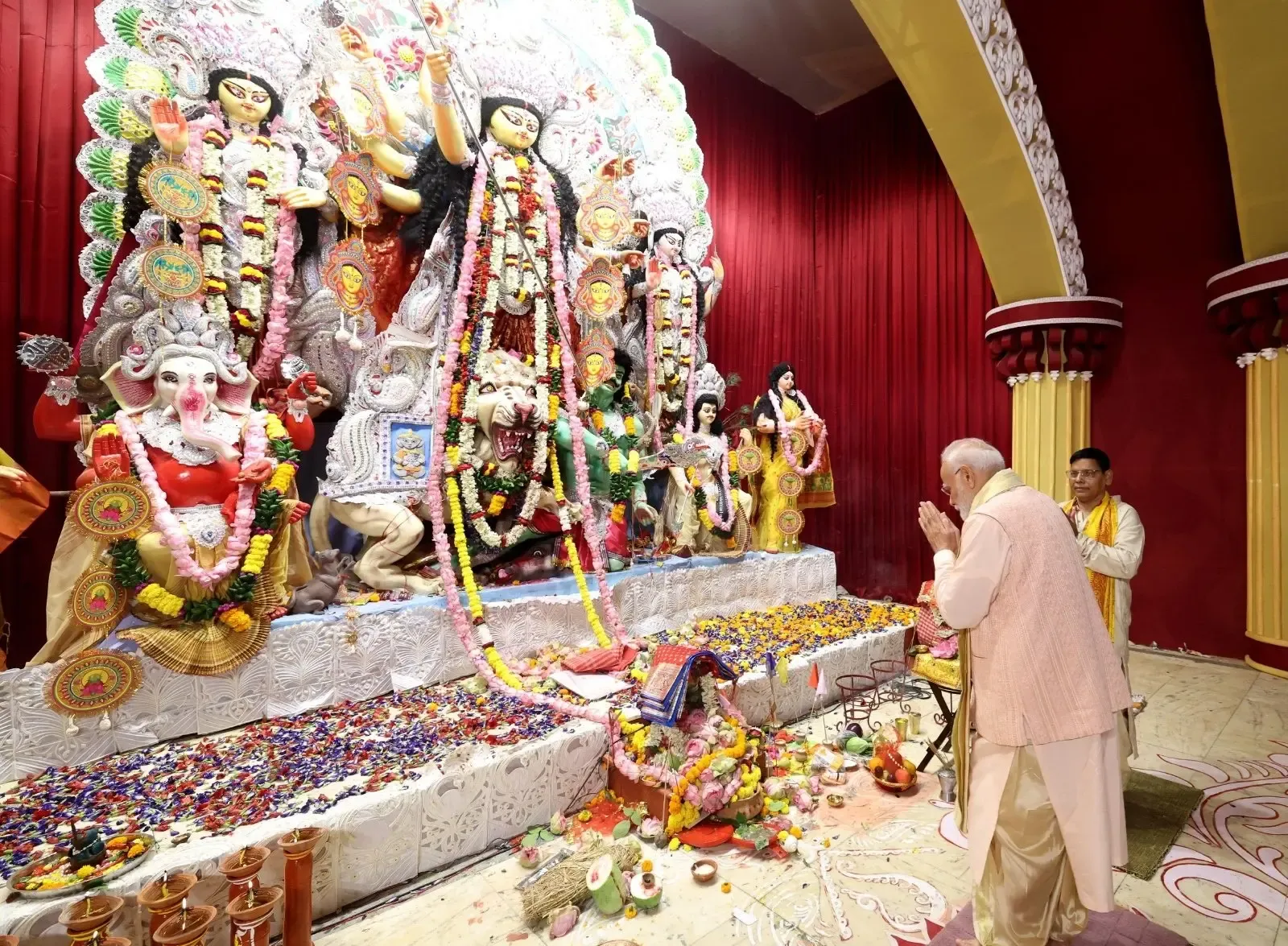 क्या दुर्गा पूजा का उत्सव समाज में एकता और सांस्कृतिक जीवंतता की भावना को दर्शाता है? पीएम मोदी