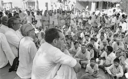 समाजवाद और सिद्धांतों के अटल योद्धा चंद्रशेखर, गांव की पगडंडियों से निकलकर पहुंचे प्रधानमंत्री के पद तक