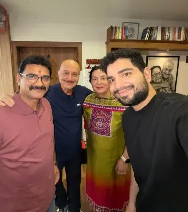 अनुपम खेर ने समय रैना की सादगी को सराहा, मां दुलारी देवी से मिलने का दिया आमंत्रण