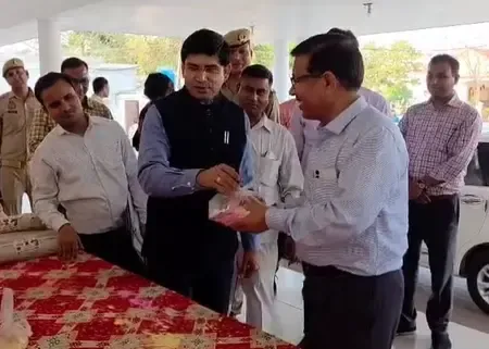 Sambhal DM Collaborates with Women’s SHG to Market Herbal Gulal for Holi