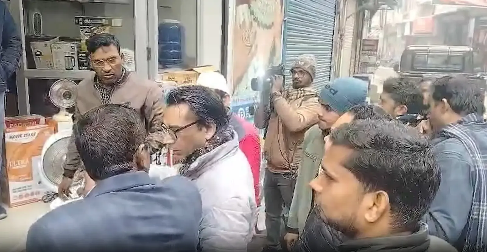 क्या संभल में जामा मस्जिद के पास कब्रिस्तान के सर्वे से दुकानदार चिंतित हैं?