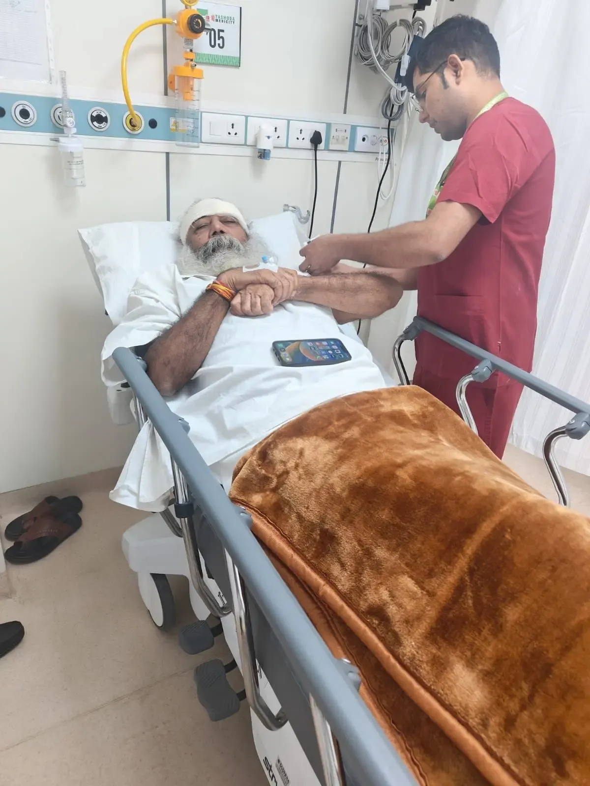 संभल में प्रमोद कृष्णम का पैर फिसलने से हुआ गंभीर हादसा, आपात सर्जरी के बाद स्थिति स्थिर