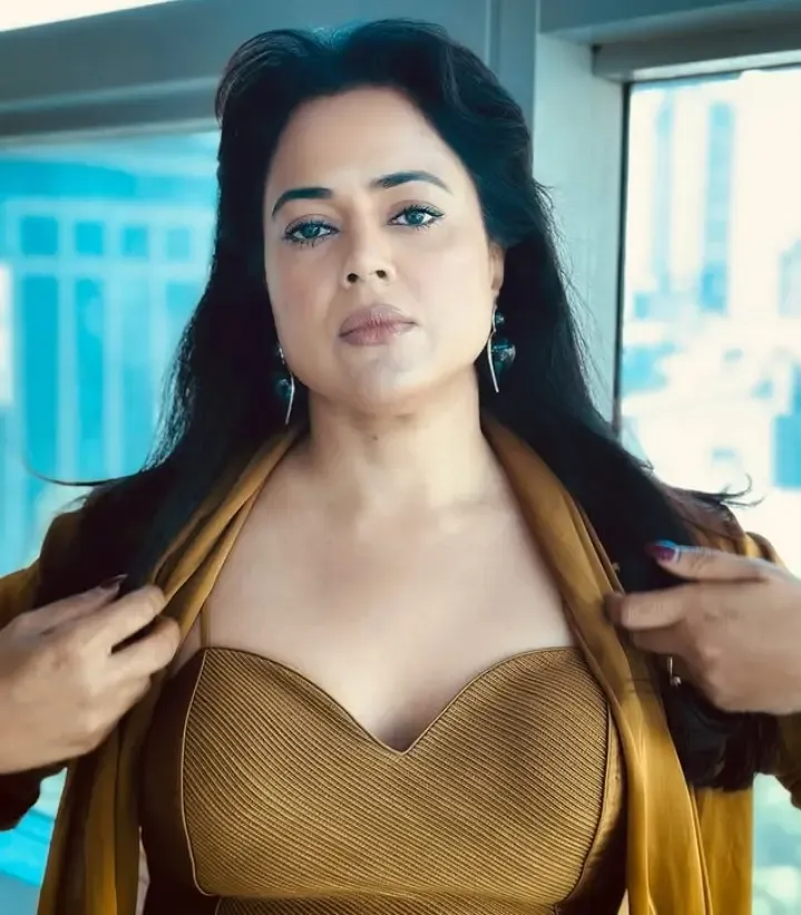 Sameera Reddy Faces Mumbai's Chaotic Traffic During Evening Walk