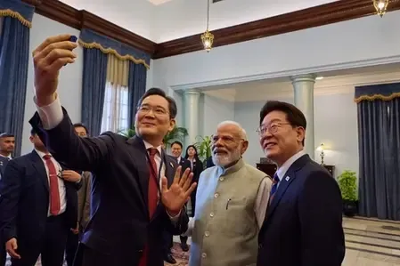 Samsung's Lee Jae-yong Takes Selfie with Modi and S. Korean President