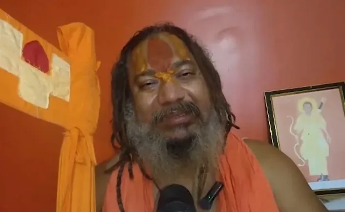 परमहंस आचार्य का समर्थन: 'संवाद न हो तो परिवार टूटते हैं, समाज बिखरता है' — भागवत के बयान पर मुहर