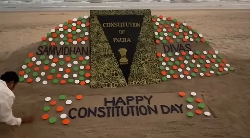क्या सुदर्शन पटनायक ने संविधान दिवस पर पुरी बीच पर बनाया अनोखा सैंड आर्ट?