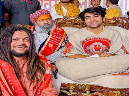 सनातन हिंदू एकता पदयात्रा में पहुंचे सिंगर हंसराज रघुवंशी, भेंट देकर की धीरेंद्र कृष्ण शास्त्री से मुलाकात