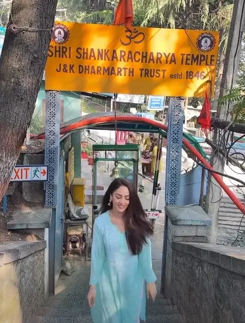 Sandeepa Dhar visits Shankaracharya Temple in Srinagar, calls it a 'blessed darshan'