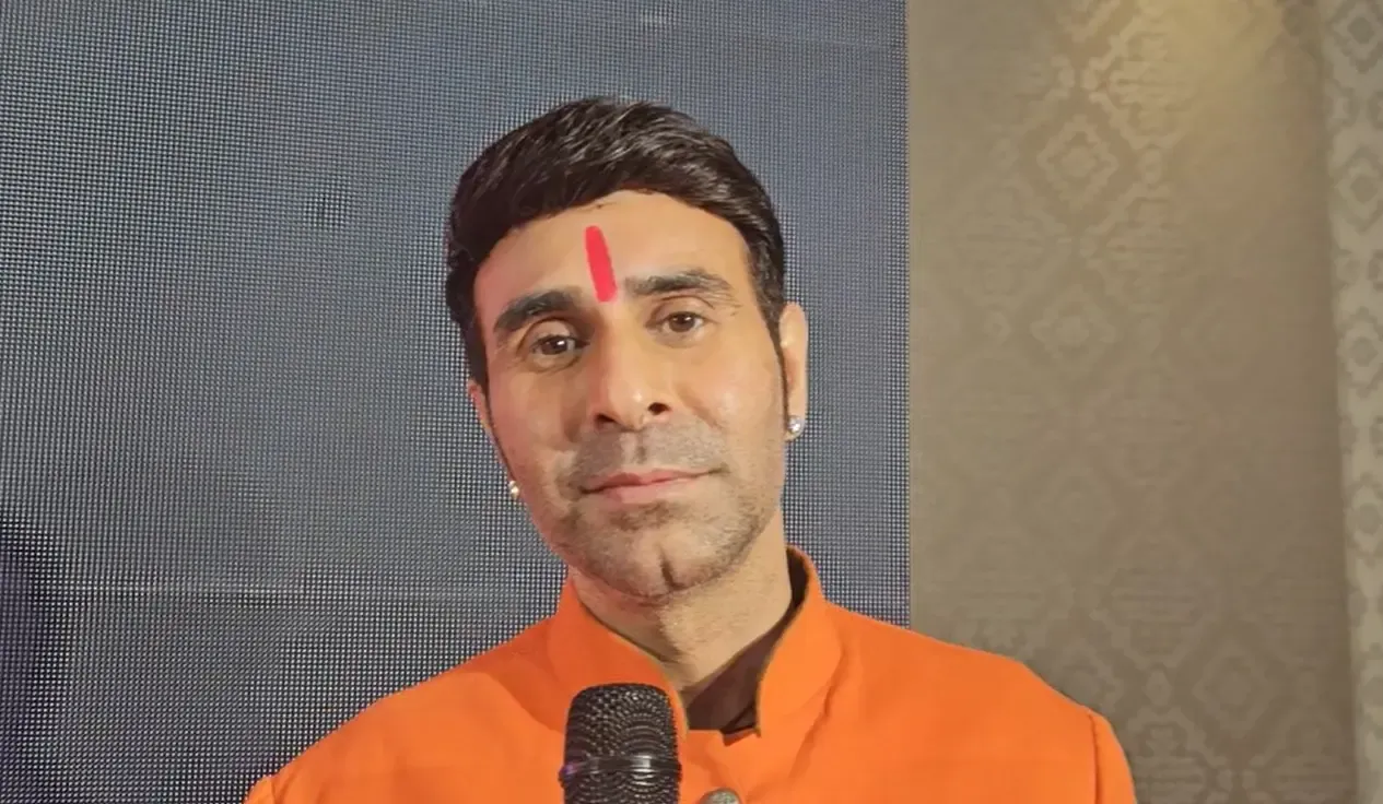 What Interesting Story Did Sandip Soparrkar Share About Performing with Dharmendra’s Family?