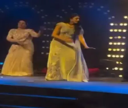 संगीत में 'देसी गर्ल' बन दुल्हनिया स्मृति मंधाना ने जमाया रंग, देखते रह गए पलाश मुच्छल