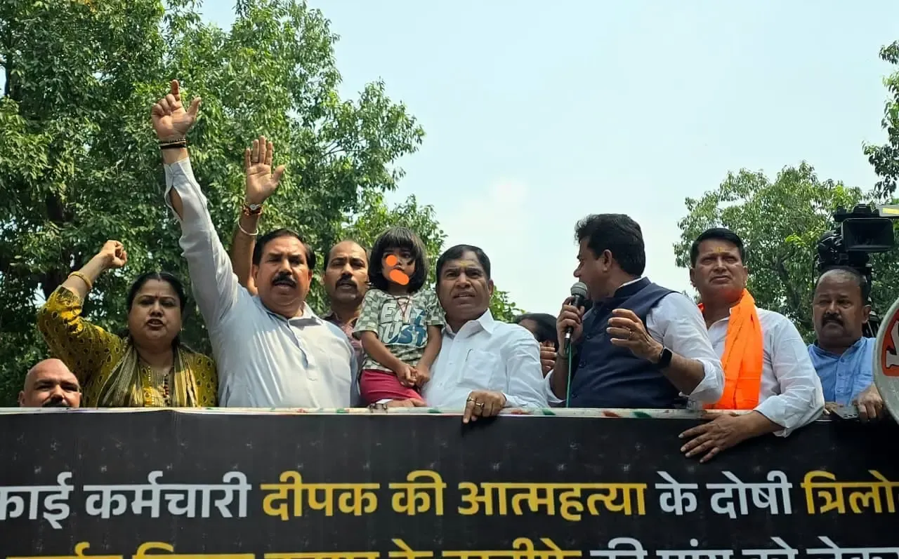 Delhi BJP protests outside AAP office, demands sacking of councillor in MCD worker suicide case