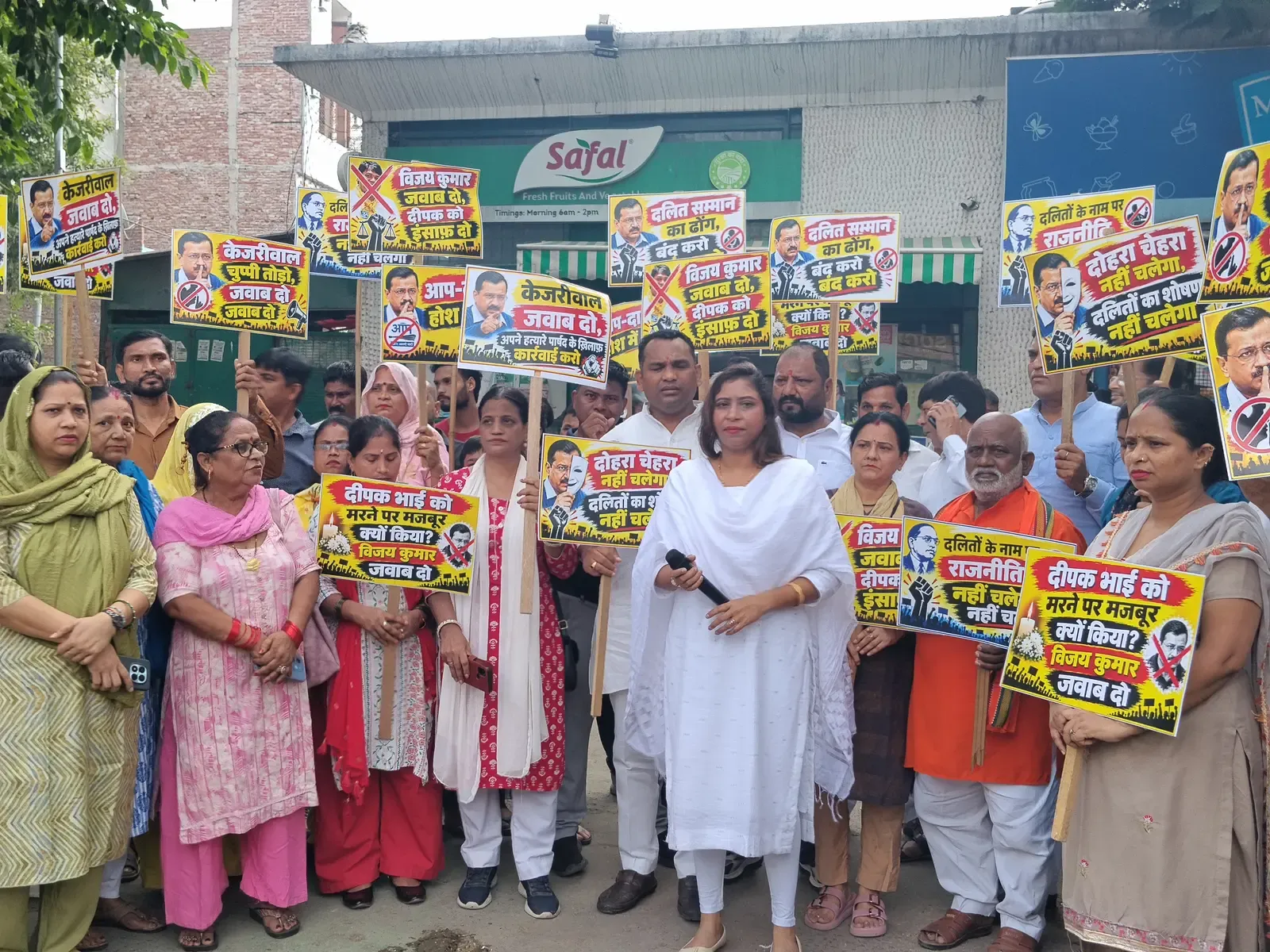 Delhi BJP protests outside AAP Trilokpuri councillor's office over sanitation worker's suicide